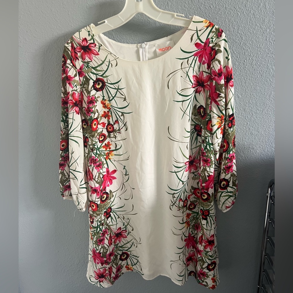 M white floral